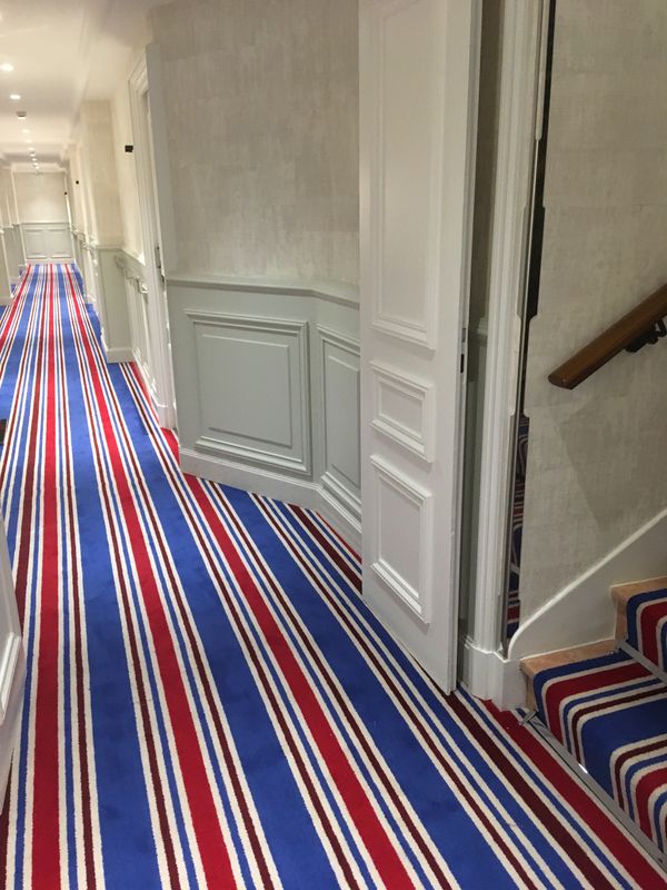 Pose de moquette tendue dans un hotel (photo à noter les droits utilisations ancien employeur) - Marine Audinet Tapissier décorateur Charente-Maritime 17