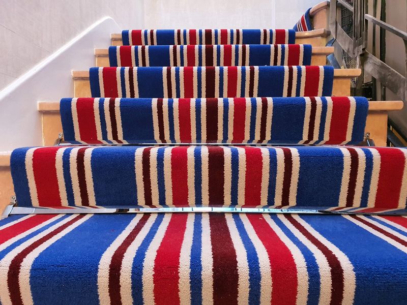 moquette escaliers tendue - Marine Audinet Tapissier décorateur Charente-Maritime 17